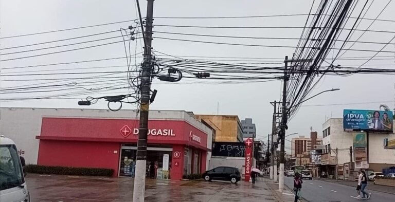 Fio solto provoca queda de motociclistas e mobiliza socorro no Centro de São Bernardo