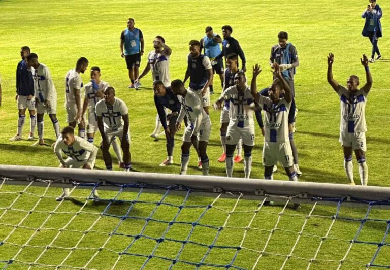 Sob chuva e com apoio da torcida, Água Santa vira sobre o Linense e estreia com vitória em casa