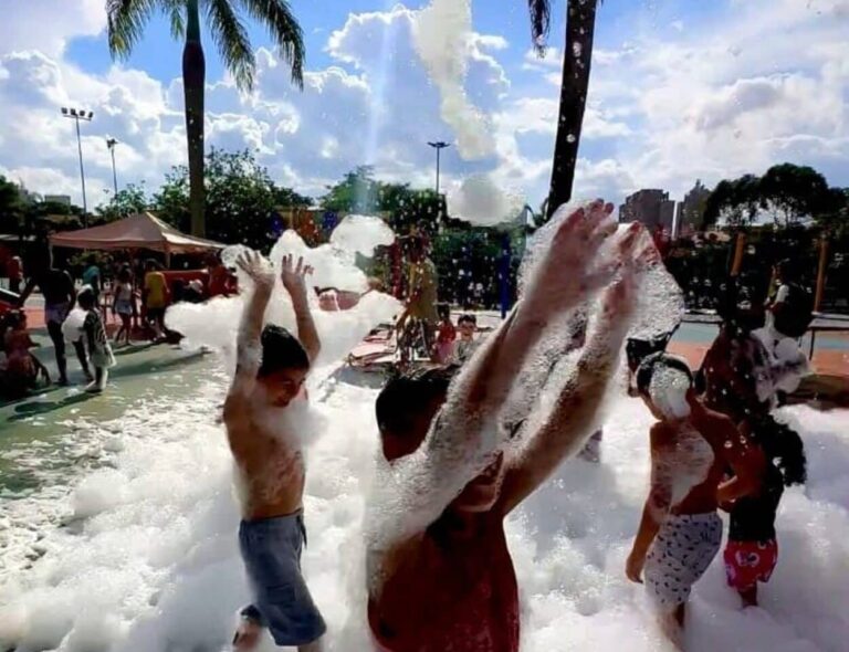 Banho de espuma transforma tarde de sábado em diversão na Área Verde em São Bernardo