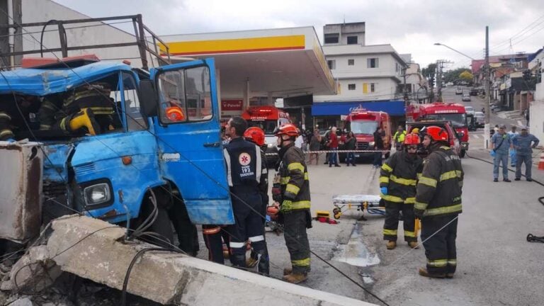 Caminhão sem freio colide contra muro e poste em Diadema ; motorista fica gravemente ferido