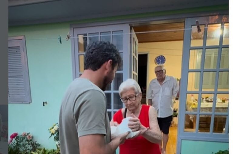 Amor à primeira vista: idosa realiza sonho de ganhar filhote e reação emociona a web
