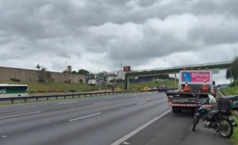 Queda de colchão de utilitário causa morte de motociclista na Rodovia dos Imigrantes