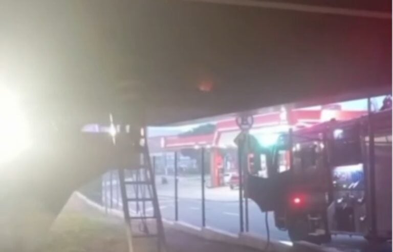 Vigilantes resgatam mulher de incêndio sob o viaduto da Praça dos Bombeiros