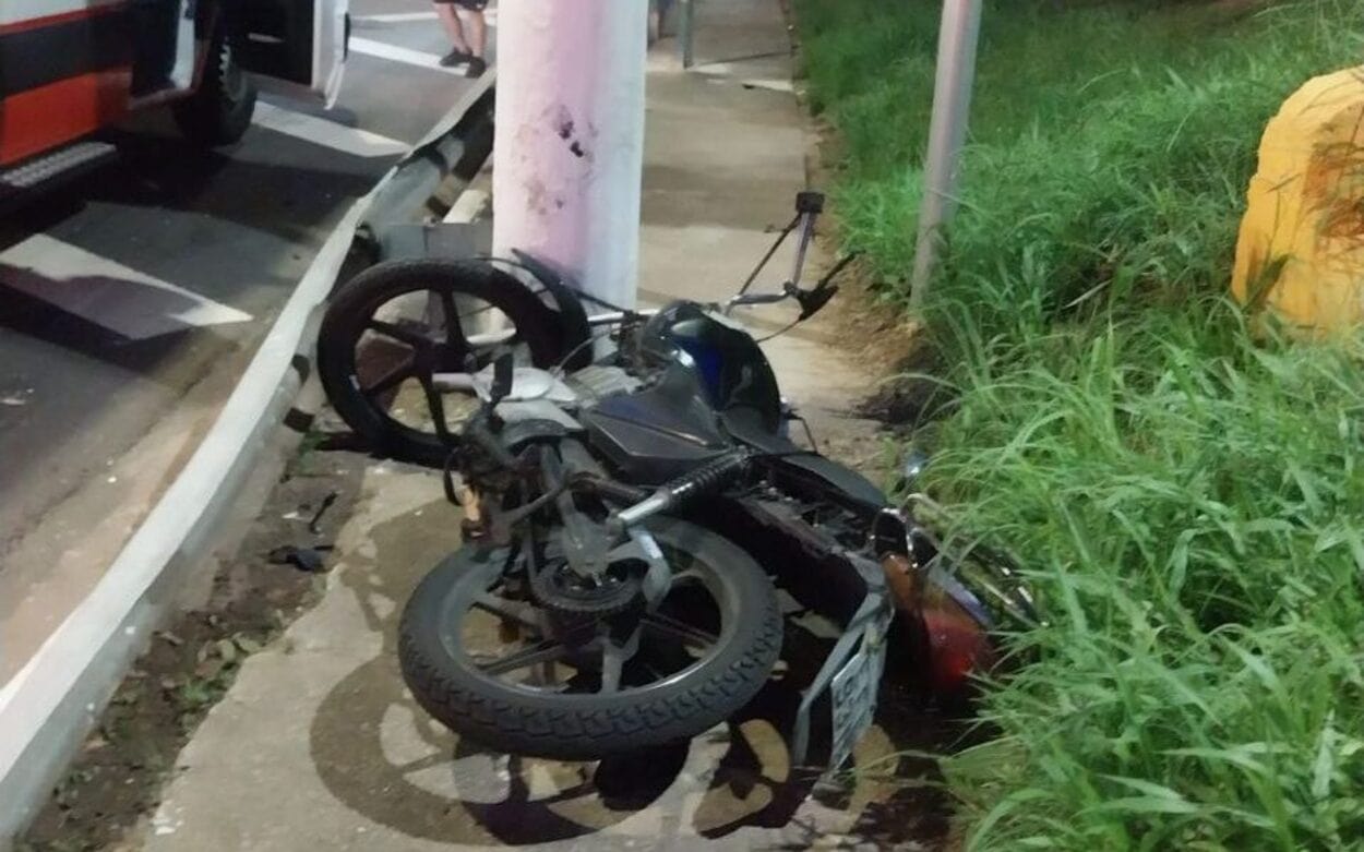 Acidente ocorreu na Avenida Fábio Eduardo Ramos Esquivel na noite de segunda-feira; caso foi registrado como lesão corporal culposa