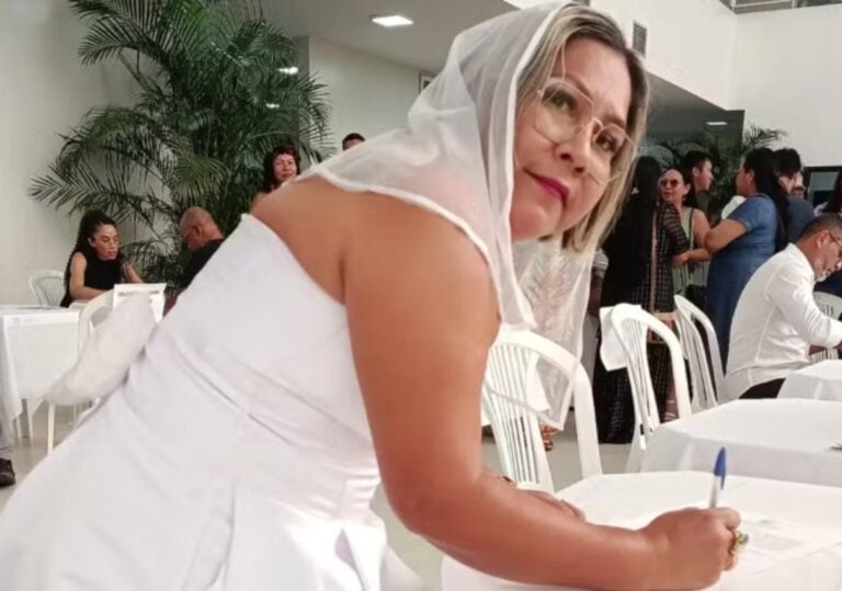 Pedagoga toma posse em concurso de professora vestida de noiva em Roraima