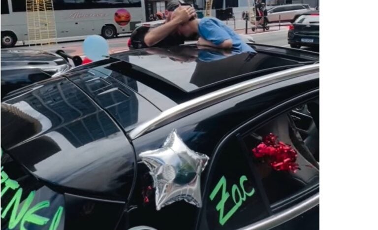 Sensibilidade: Um policial civil, ao notar as mensagens no veículo, desceu de sua viatura para cumprimentar Zac pessoalmente.