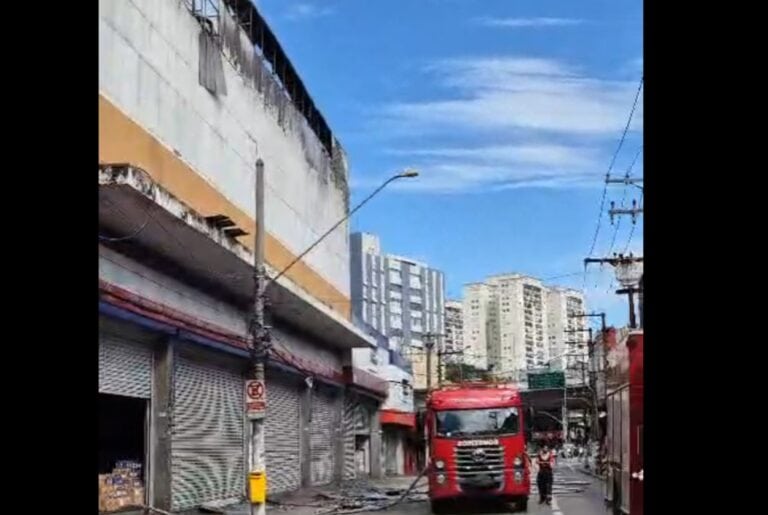Bombeiros realizam rescaldo de incêndio que atingiu a Armarinhos Fernando em Santo André