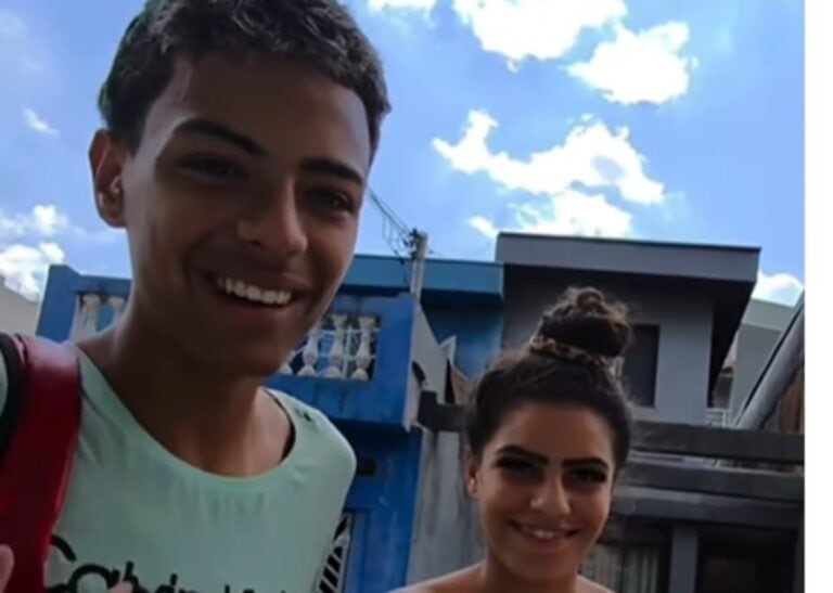 Solidariedade sobre 2 rodas: Influenciador de São Bernardo viraliza ao ajudar casal de entregadores