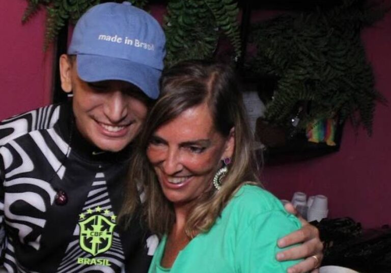 João Gomes interrompe show na Sapucaí para homenagear cientista da UFRJ