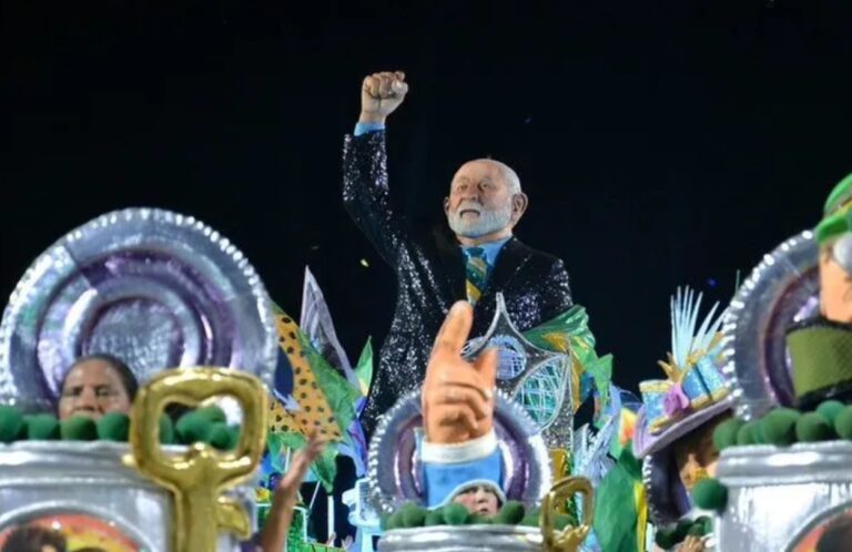 Novo promete acionar o TSE para tornar Lula inelegível após desfile na Sapucaí