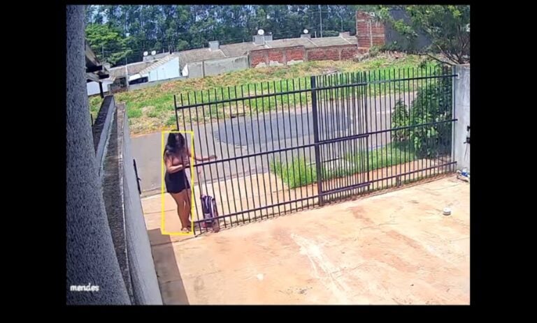 Esqueceu o "item" principal: Mãe sai para levar filha à escola, mas deixa a criança em casa