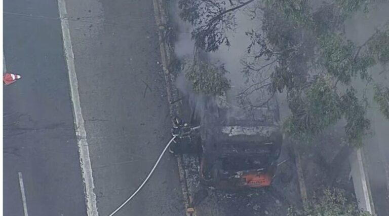 Ônibus pega fogo na Avenida Rebouças e complica trânsito em São Paulo
