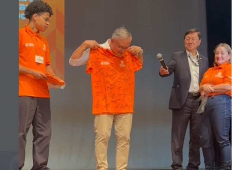 Prefeito Marcelo Lima ganhou de presente duas camisetas autografadas por alunos da Faculdade Municipal