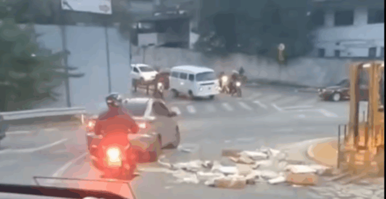 Caminhão frigorífico com carga de carne é saqueado após quase tombamento em Diadema