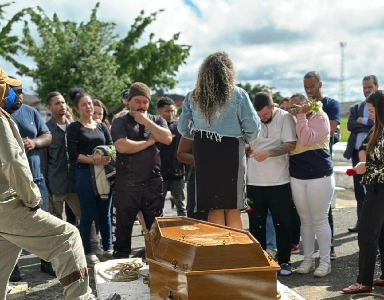 Sob forte comoção, jovem vítima de feminicídio é sepultada em São Bernardo