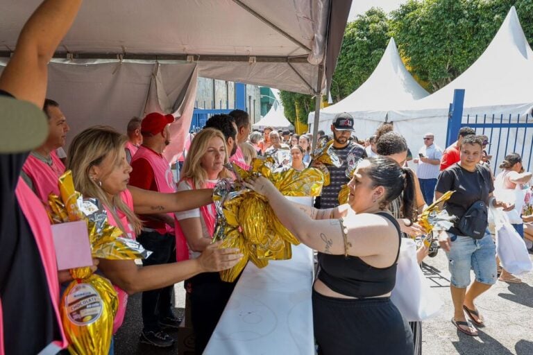  Ao todo, aproximadamente 450 voluntários trabalharam na organização e na entrega dos ovos de Páscoa, em tendas montadas no ginásio.