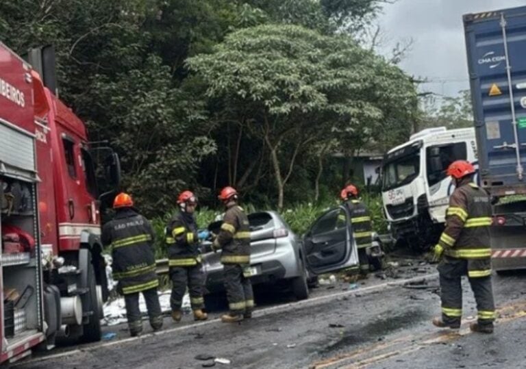 Colisão frontal entre carreta e carros deixa um sem vida na Rodovia Índio Tibiriçá