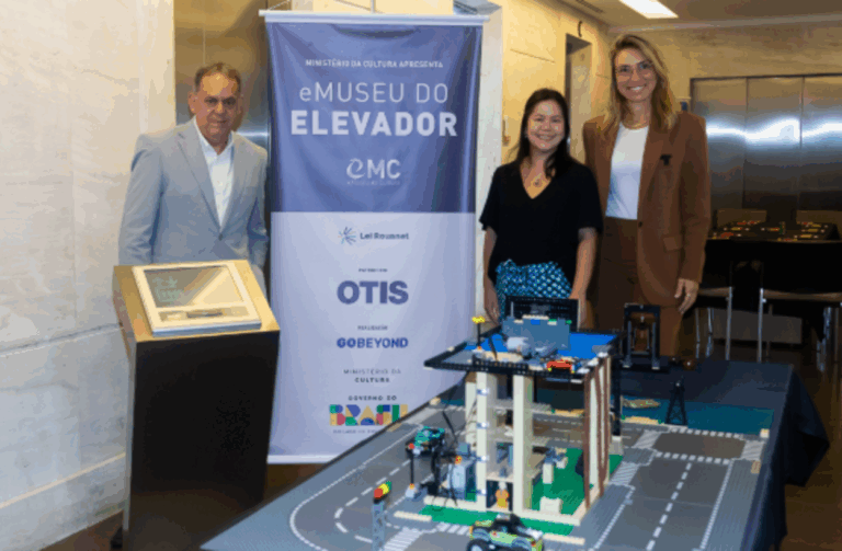 Alvaro Netto, diretor-geral e Aline Cyrillo, gerente de comunicação da Otis do Brasil ao lado de Bianca Gama Pena, idealizadora e curadora do projeto eMuseu do Elevador