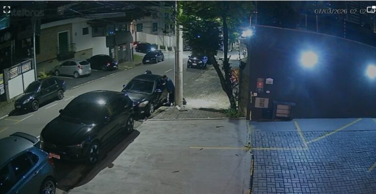 Veículo é furtado em São Bernardo e vídeo mostra criminoso quebrando vidro.