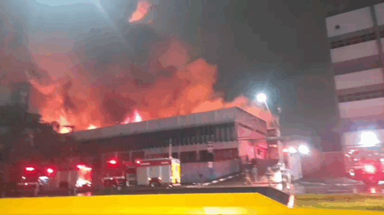 Incêndio de grandes proporções destrói distribuidora de tintas em Diadema