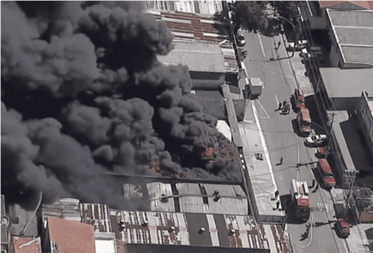 Incêndio de grandes proporções destrói loja de tintas em Santo André