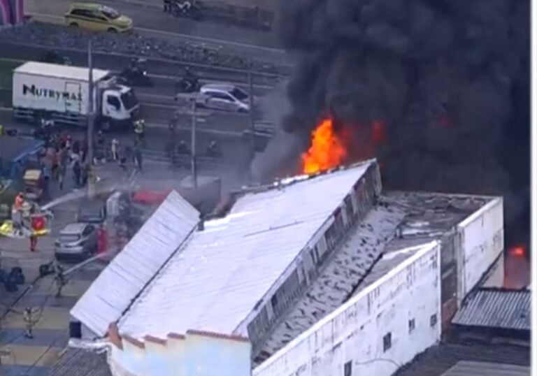 Incêndio atinge fábrica de plástico bolha em Santo André
