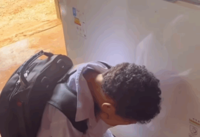 Menino se emociona o ao provar doce que lembra o pai.