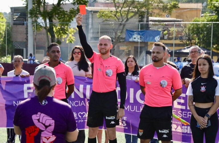 Combate ao feminicídio em campo: campanha chega ao futebol de várzea em Mauá
