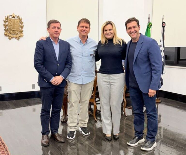 Carla e Orlando Morando se reúnem com o governador Tarcísio de Freitas no Palácio dos Bandeirantes
