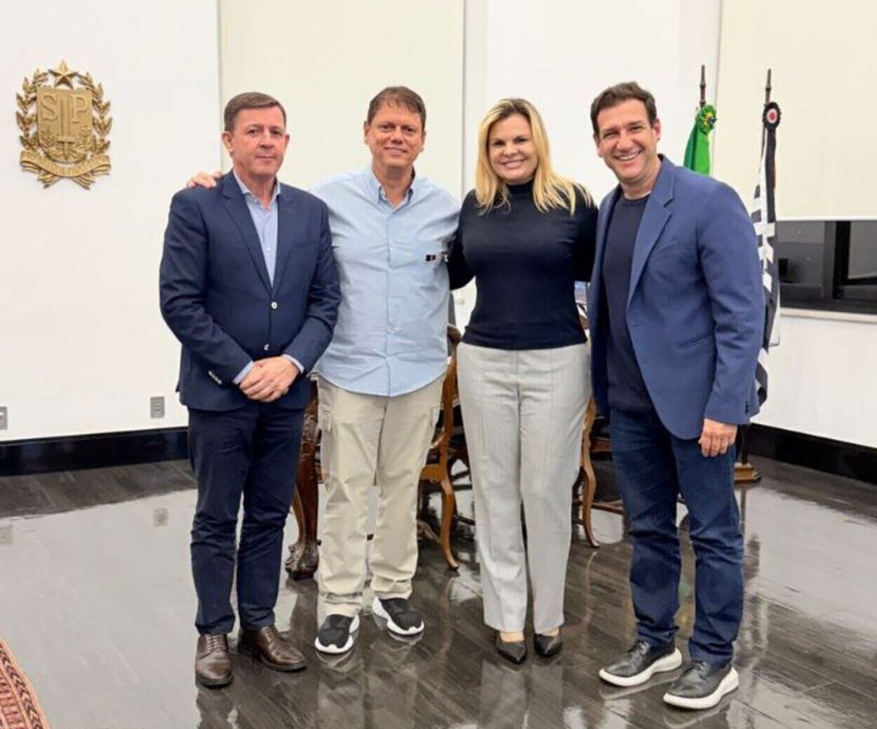 Carla e Orlando Morando se reúnem com o governador Tarcísio de Freitas no Palácio dos Bandeirantes