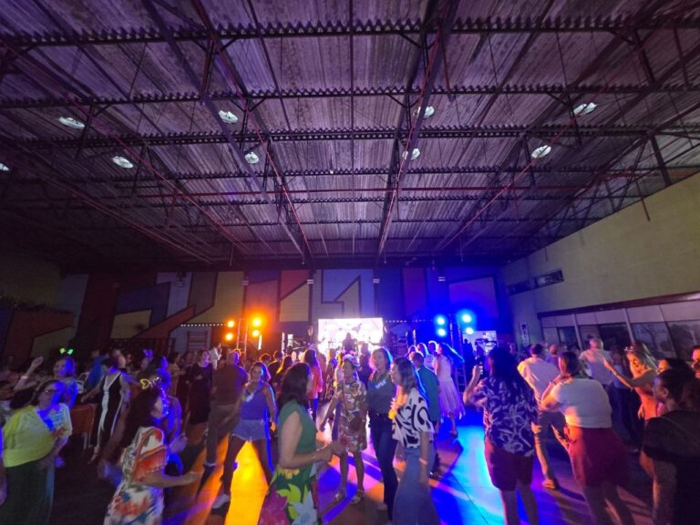 Luau da Melhor Idade leva clima havaiano e passinhos flashback ao CTT João Netto em Ribeirão Pires