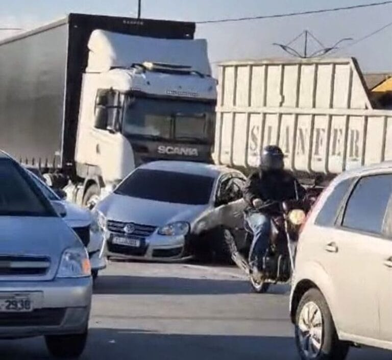 Engavetamento com quatro veículos prejudica trânsito na Rodovia Anchieta no KM 16 nesta sexta-feira