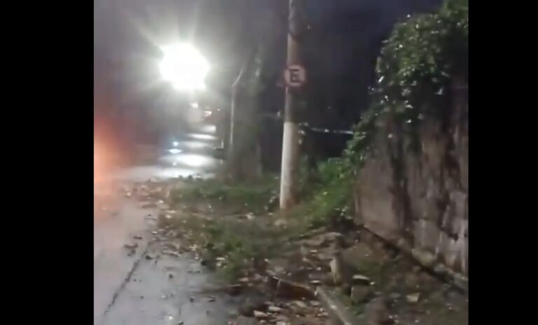 Muro desaba e compromete trecho da Estrada Galvão Bueno em São Bernardo