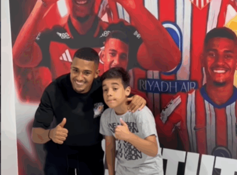 Samuel Lino entrega uniformes e anuncia início de treinos em seu instituto em São Bernardo