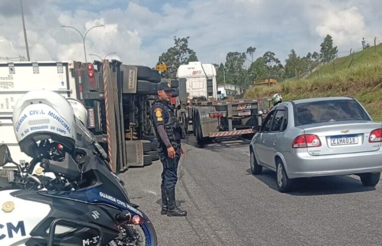 Carreta com carga de alho tomba na Estrada Cama Patente, em São Bernardo
