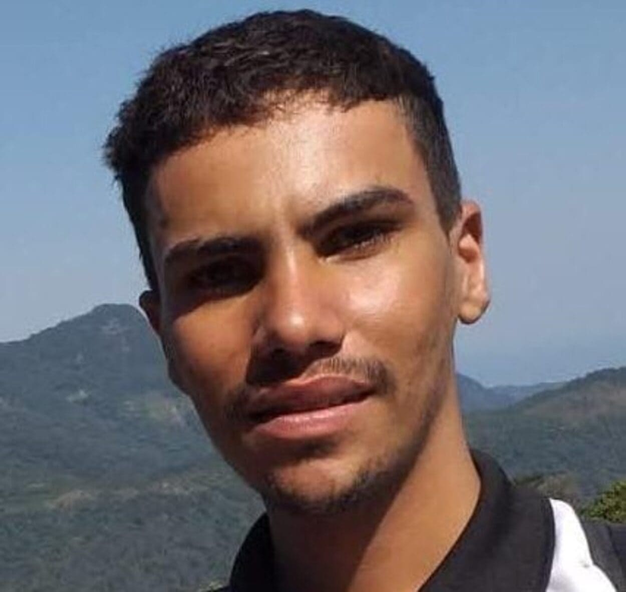 Weverton Bento Magalhães, de 25 anos, foi morto pela esposa com golpes de faca dentro da própria residência.