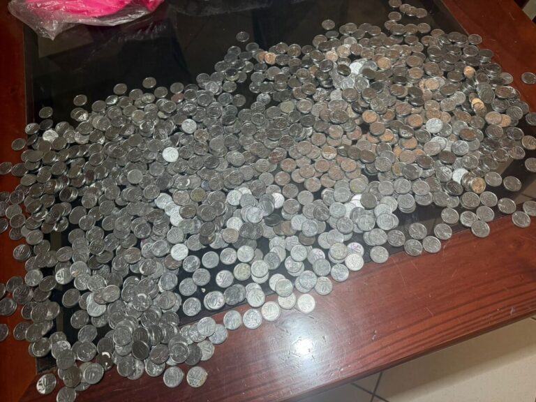 Motorista tem carro guinchado, se revolta e paga taxas com moedas em São Bernardo
