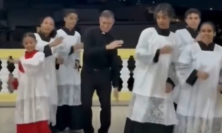 Padre viraliza ao dançar “passinho do Jamal” com coroinhas em São Paulo