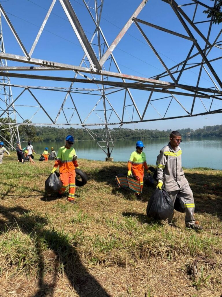 Emae promove ação de limpeza na Represa Billings com voluntários na Ilha do Bororé