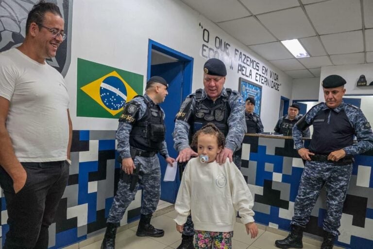 Ação rápida da GCM de São Caetano socorre criança em crise convulsiva e família retorna para agradecer atendimento