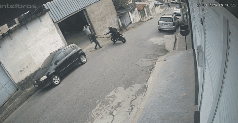 Criminoso com termo e gravata em moto espalha rastro de assaltos no Taboão nesta quarta
