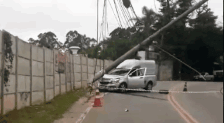 Carro bate em poste e interdita via na cooperativa, em São Bernardo