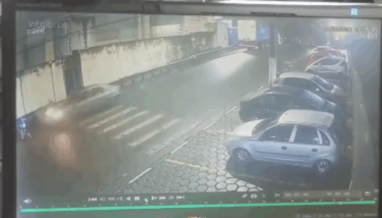 Vídeo mostra carro batendo em motos estacionadas em Diadema; vítima pede ajuda