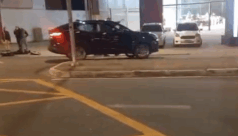 Motociclista fica ferido em acidente com carreta na avenida Senador Vergueiro