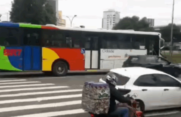 Alerta de trânsito: ônibus quebra próximo ao paço municipal