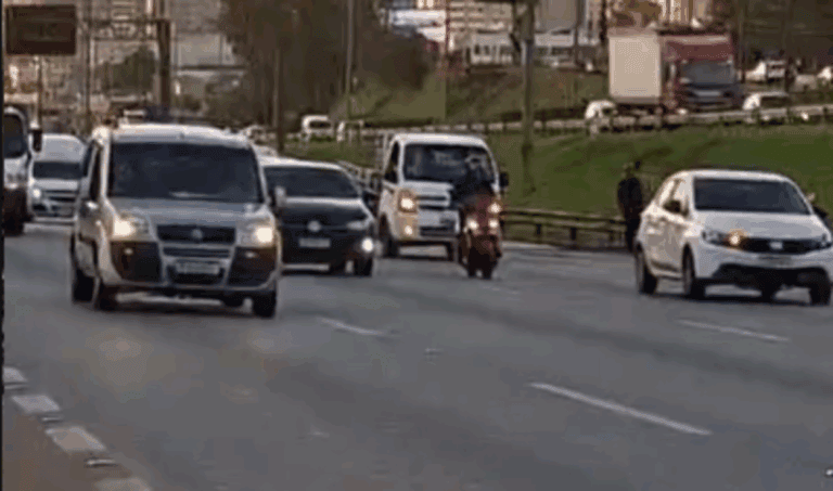 Acidente entre carro e moto no km 17 da Anchieta causa lentidão sentido litoral