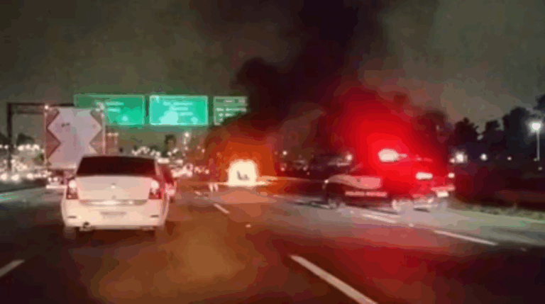 Carro pega fogo na rodovia Anchieta e mobiliza equipes de emergência no ABC