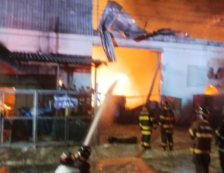 Incêndio destrói fábrica de velas em Mauá e mobiliza 16 viaturas dos Bombeiros