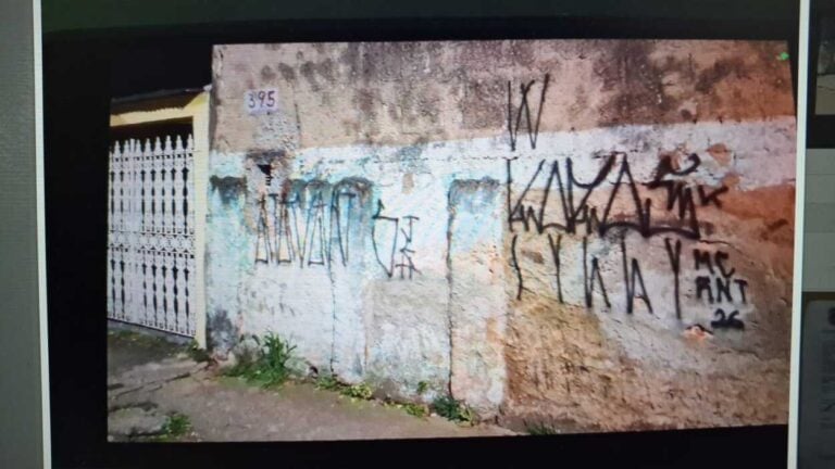 No loca da pichação, agentes, com apoio de outras viaturas, fizeram a abordagem de três indivíduos, que foram detidos e conduzidos à Delegacia