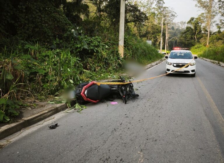 Motociclista de 47 anos morre após colidir contra poste em Ribeirão Pires